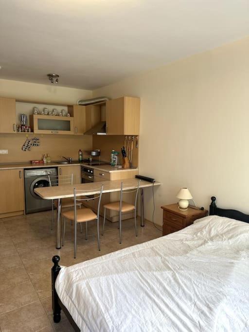 Spacious Fully Furnished Studio In Kavarna Apart Hotel Экстерьер фото